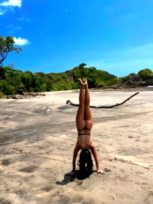 Can't Believe I'm Posting Here Lol But Here I Am Doing A Handstand! ? [oc]